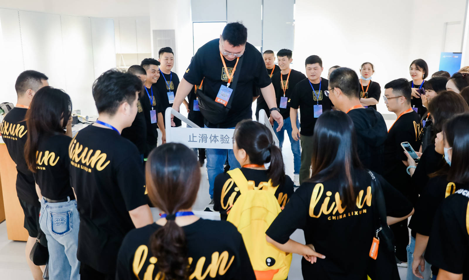 百宝止滑鞋以科技之名守护每一步安全之旅QMH球盟会止滑黑科技新秀震撼登场：(图6)