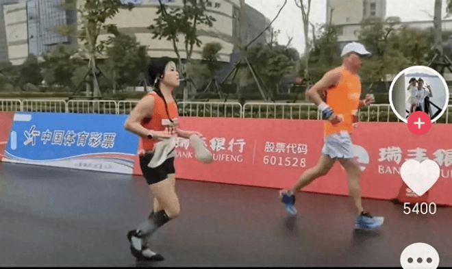 光脚跑完全程泪洒赛场特步回应引争议球盟会首页崩溃！全马途中鞋底脱落(图3)