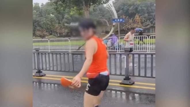 光脚跑完全程泪洒赛场特步回应引争议球盟会首页崩溃！全马途中鞋底脱落(图12)