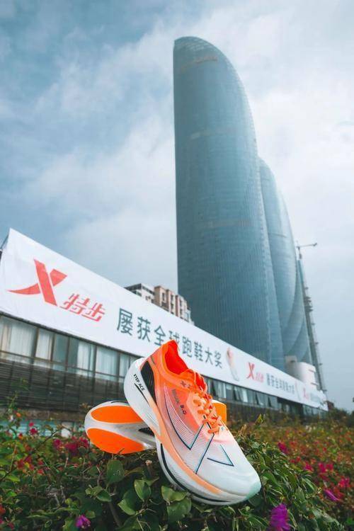 光脚跑完全程泪洒赛场特步回应引争议球盟会首页崩溃！全马途中鞋底脱落(图9)