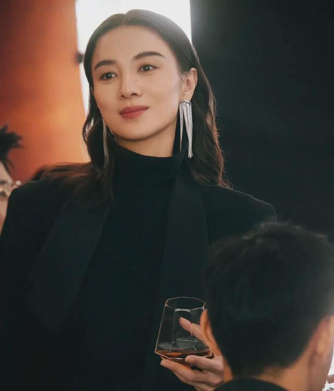 穿搭才发现羽绒服不搭半身裙高跟鞋很高级qmh球盟会亚博网址看了宋佳4套羽绒服(图2)